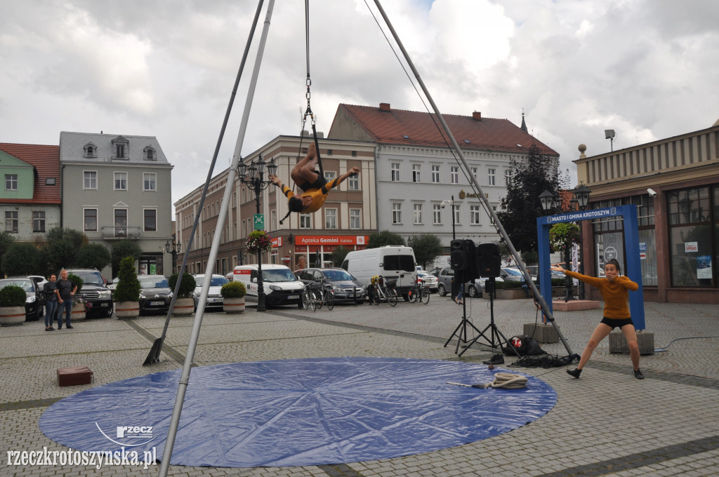 Akrobaci, cyrkowcy i muzycy opanowali krotoszyński Rynek