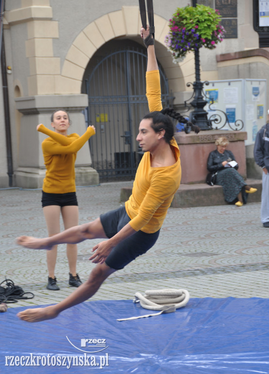 Akrobaci, cyrkowcy i muzycy opanowali krotoszyński Rynek