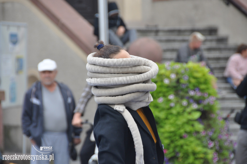 Akrobaci, cyrkowcy i muzycy opanowali krotoszyński Rynek