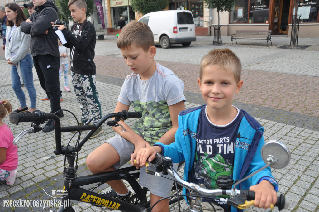 Akrobaci, cyrkowcy i muzycy opanowali krotoszyński Rynek