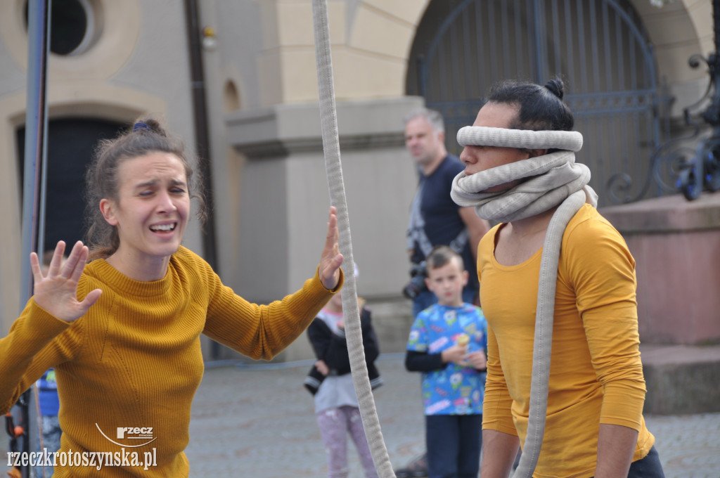 Akrobaci, cyrkowcy i muzycy opanowali krotoszyński Rynek