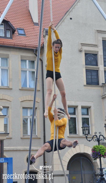 Akrobaci, cyrkowcy i muzycy opanowali krotoszyński Rynek