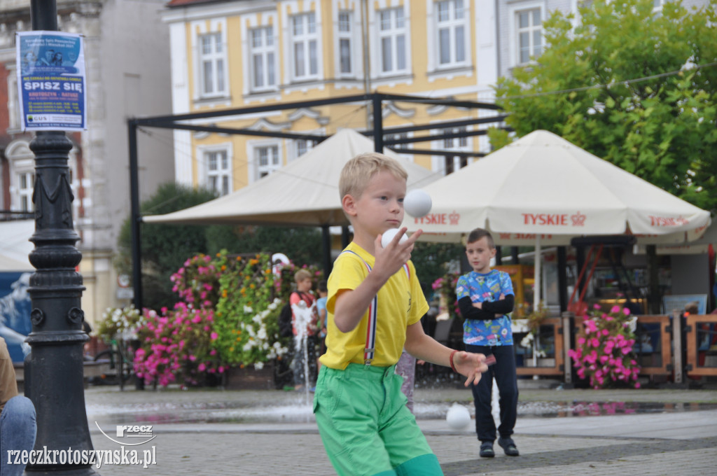 Akrobaci, cyrkowcy i muzycy opanowali krotoszyński Rynek