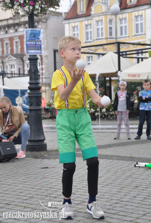 Akrobaci, cyrkowcy i muzycy opanowali krotoszyński Rynek
