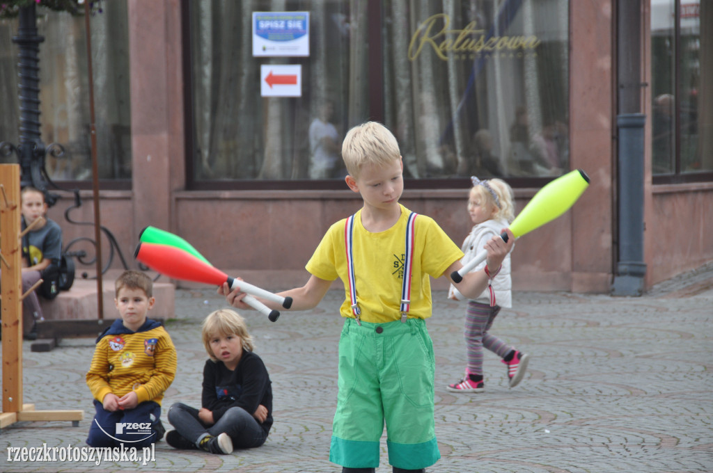 Akrobaci, cyrkowcy i muzycy opanowali krotoszyński Rynek