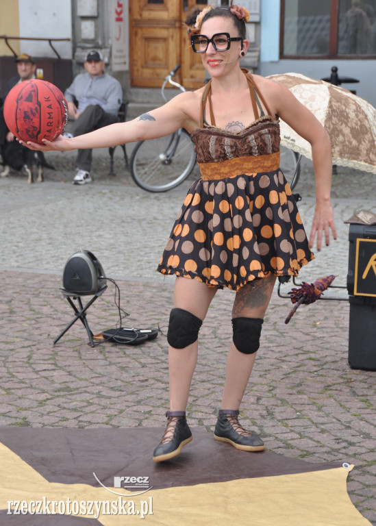 Akrobaci, cyrkowcy i muzycy opanowali krotoszyński Rynek