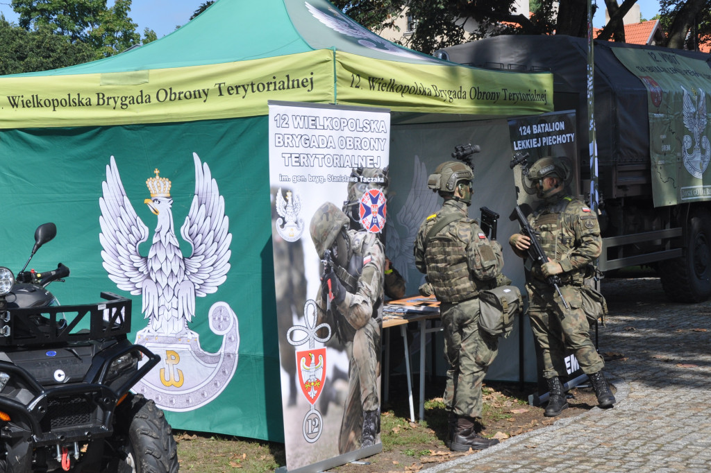 Manewry nocnych tropicieli i piknik służb w Koźminie