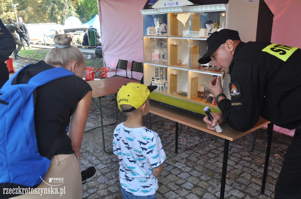 Manewry nocnych tropicieli i piknik służb w Koźminie