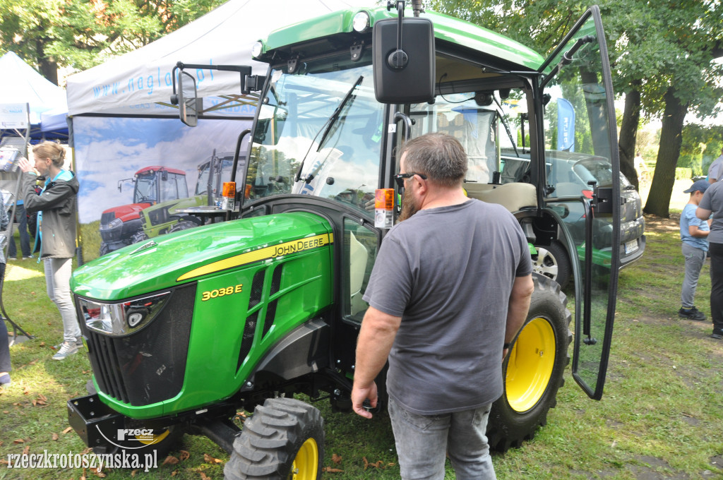 Manewry nocnych tropicieli i piknik służb w Koźminie