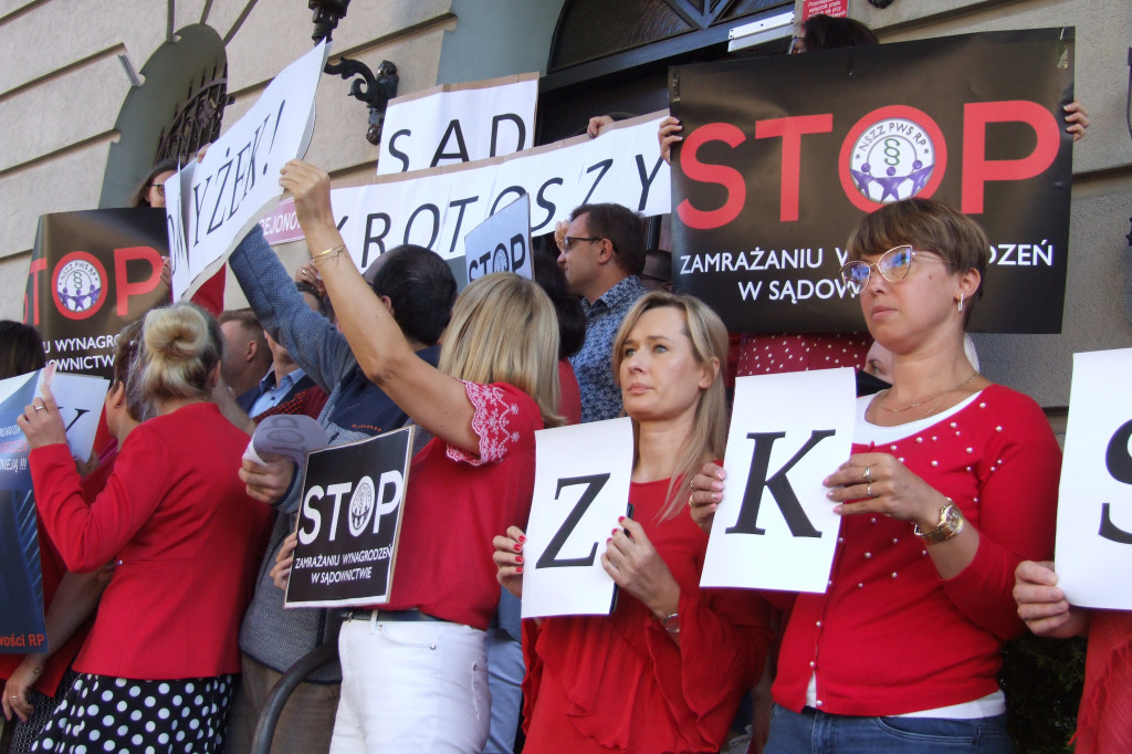 Pracownicy sądu sprzeciwiają się zamrożeniu płac