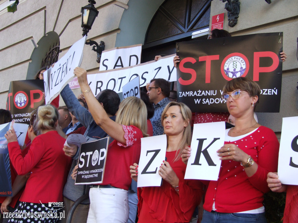 Pracownicy sądu sprzeciwiają się zamrożeniu płac
