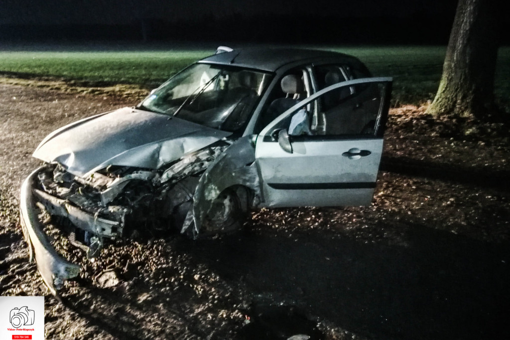 Groźny wypadek w Starkówcu.  Uczestnicy uciekli, zostawiając nastolatkę