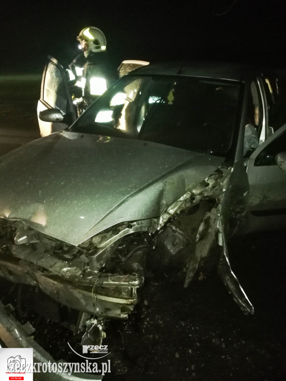 Groźny wypadek w Starkówcu.  Uczestnicy uciekli, zostawiając nastolatkę