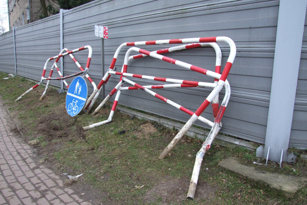 Pijany kierowca wjechał na chodnik przy szkole i uszkodził barierki