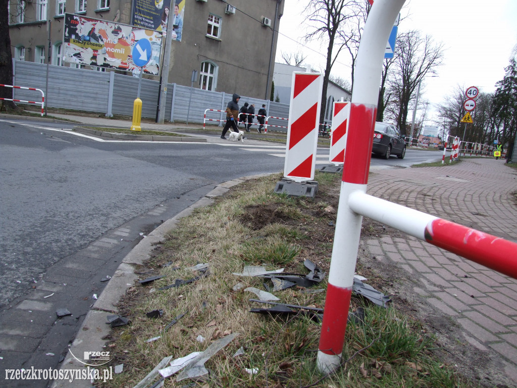 Pijany kierowca wjechał na chodnik przy szkole i uszkodził barierki