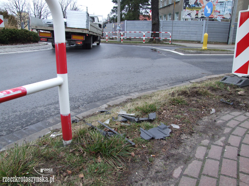 Pijany kierowca wjechał na chodnik przy szkole i uszkodził barierki
