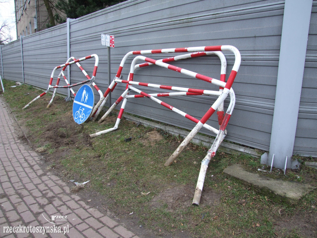 Pijany kierowca wjechał na chodnik przy szkole i uszkodził barierki
