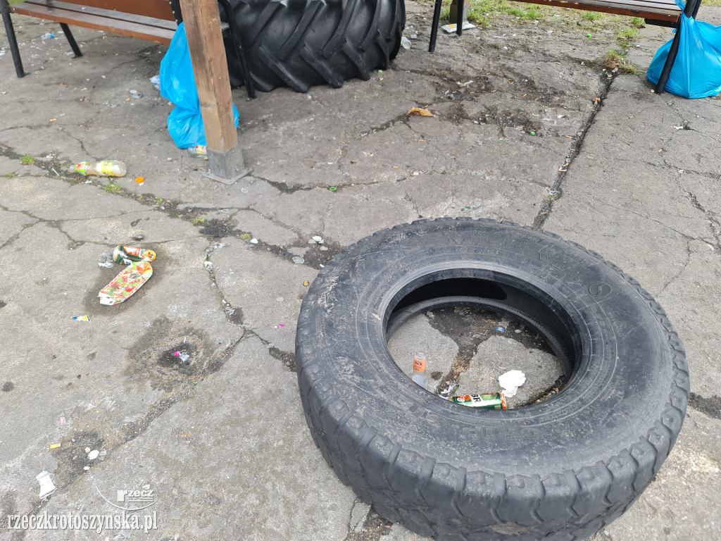 Zaśmiecony street workout na terenie byłej jednostki wojskowej