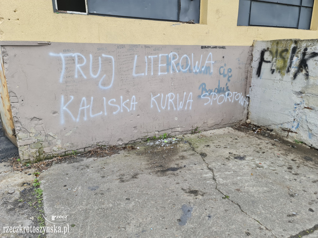 Zaśmiecony street workout na terenie byłej jednostki wojskowej