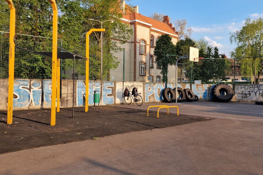 Młodzi zrobili porządek na drążkach