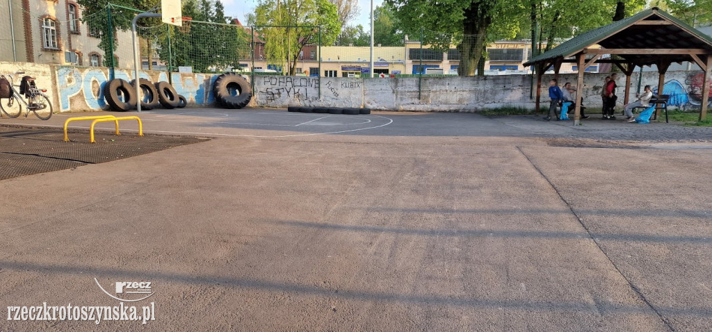 Młodzi zrobili porządek na drążkach