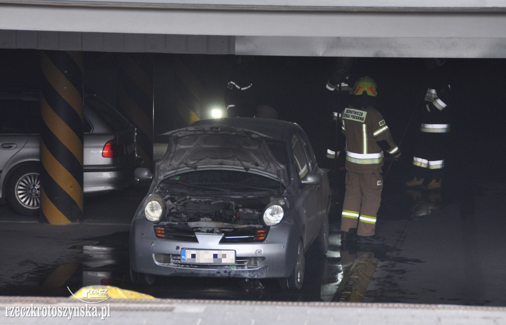 Pożar auta na parkingu podziemnym krotoszyńskiej galerii