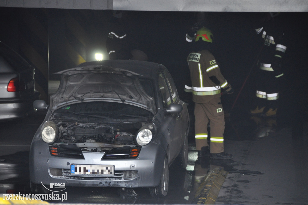 Pożar auta na parkingu podziemnym krotoszyńskiej galerii