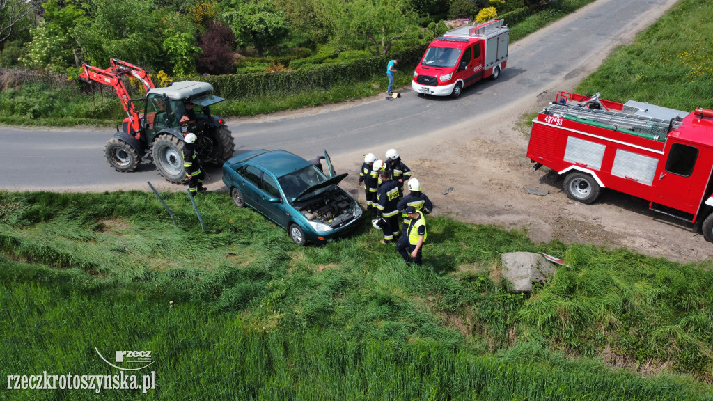 Nie wyrobił na zakręcie i zjechał do rowu