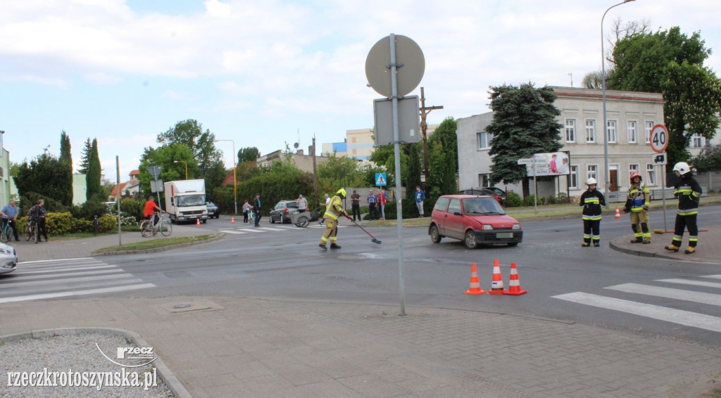 Kolizja dwóch samochodów  przy McDonaldzie