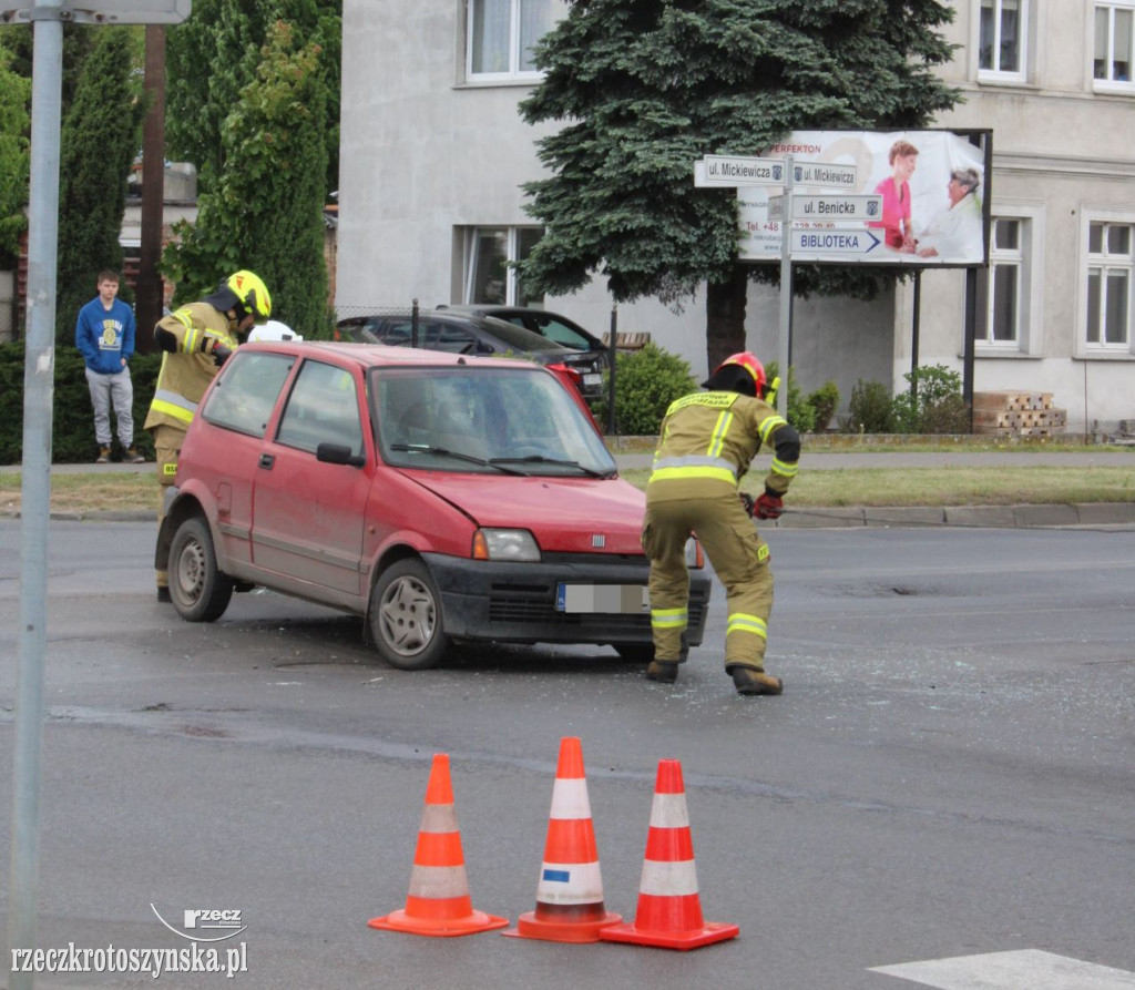 Kolizja dwóch samochodów  przy McDonaldzie