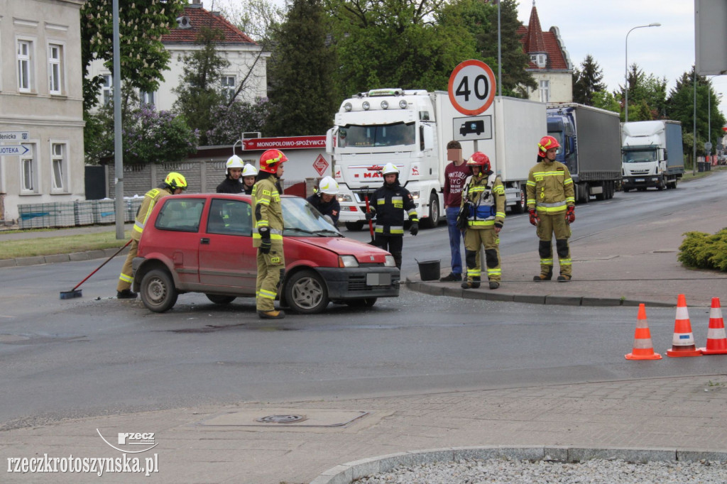 Kolizja dwóch samochodów  przy McDonaldzie