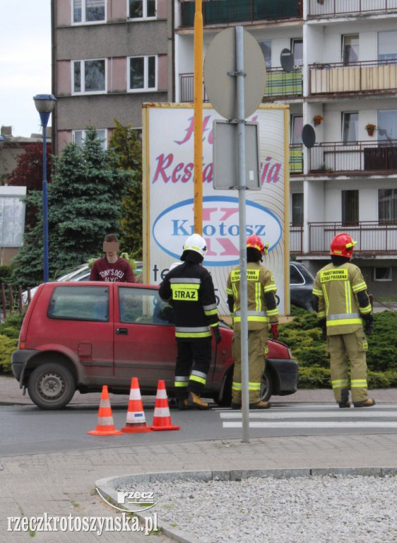 Kolizja dwóch samochodów  przy McDonaldzie