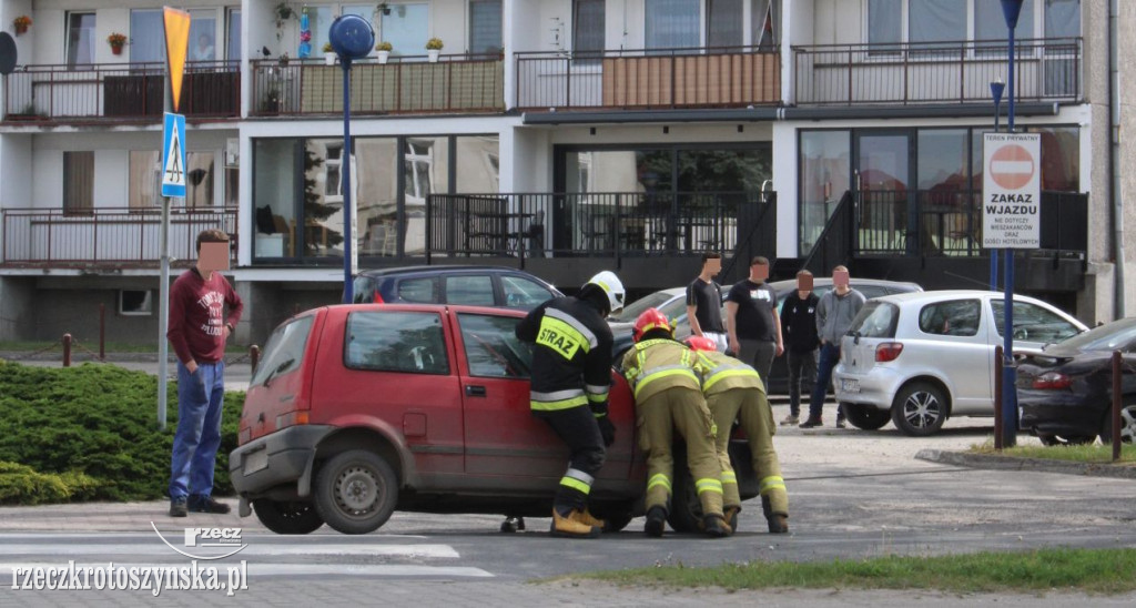 Kolizja dwóch samochodów  przy McDonaldzie