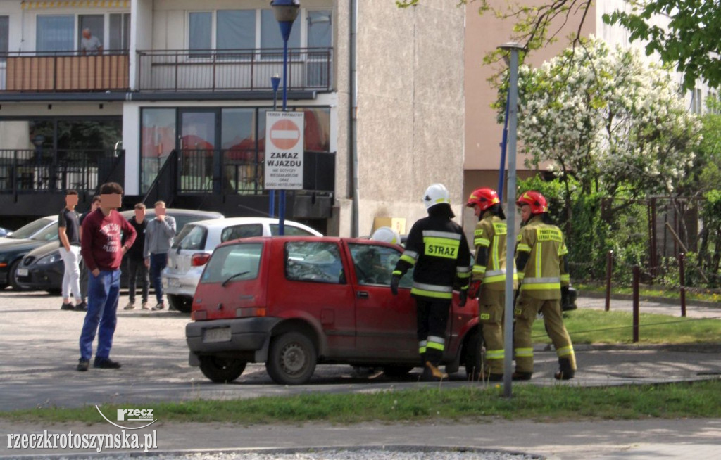 Kolizja dwóch samochodów  przy McDonaldzie
