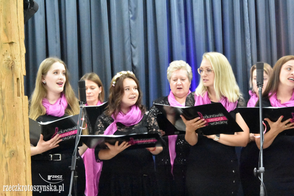 Koncert zespołu wokalnego w zdunowskiej bibliotece