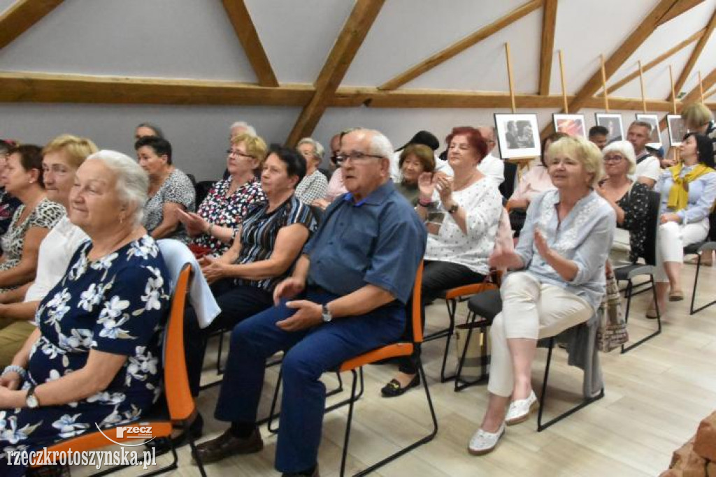 Koncert zespołu wokalnego w zdunowskiej bibliotece