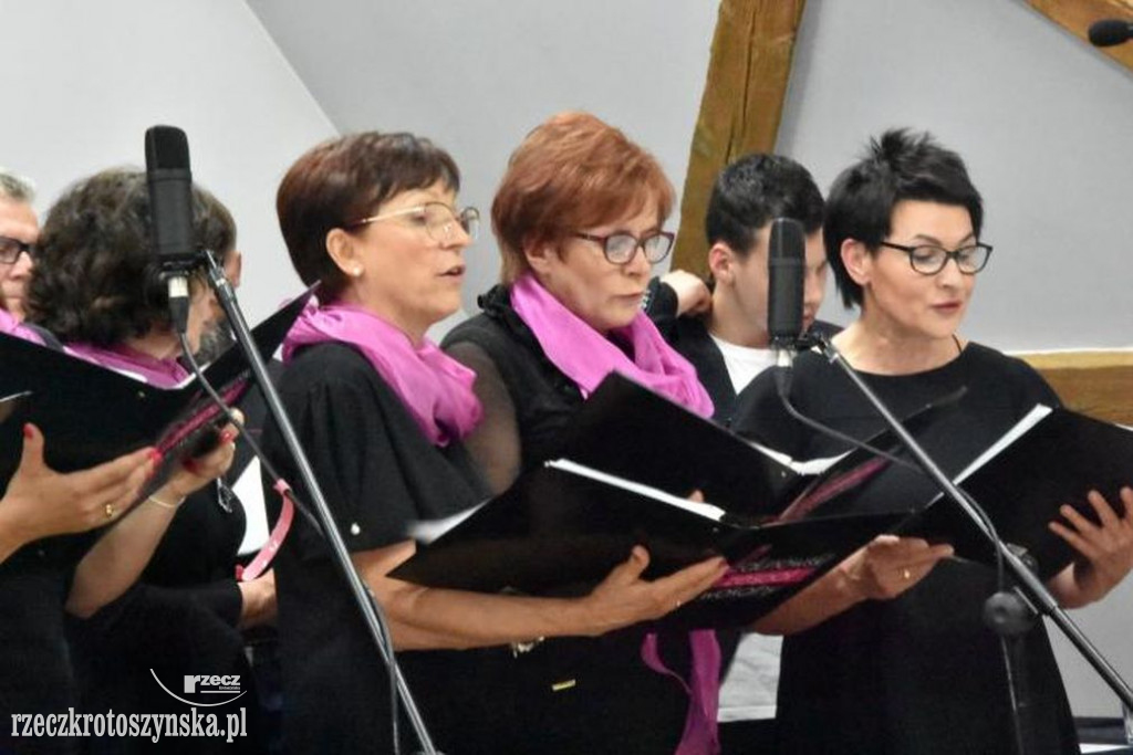 Koncert zespołu wokalnego w zdunowskiej bibliotece