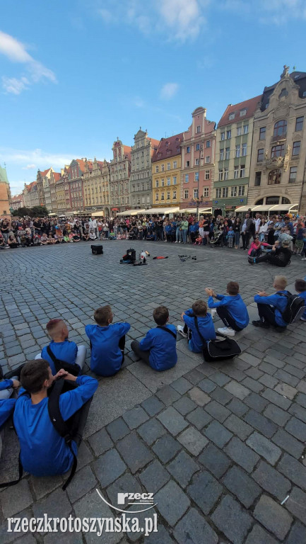 Młodzi piłkarze Astry Krotoszyn na turnieju we Wrocławiu