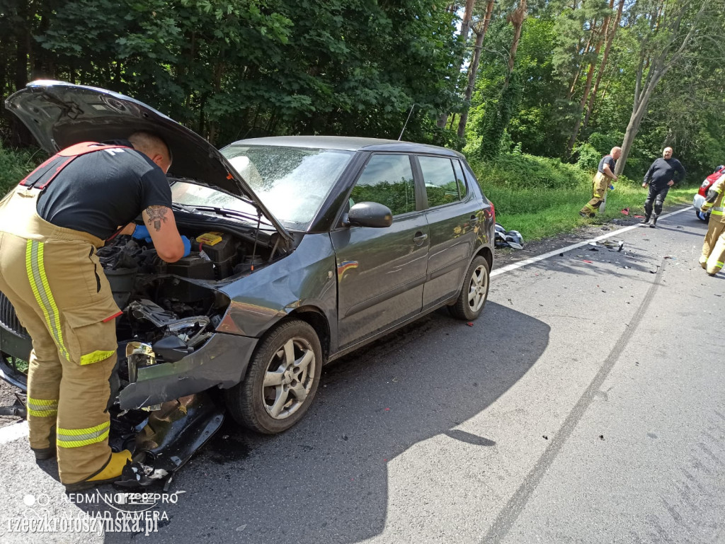 Motor zderzył się czołowo z samochodem. Dwie osoby w szpitalu