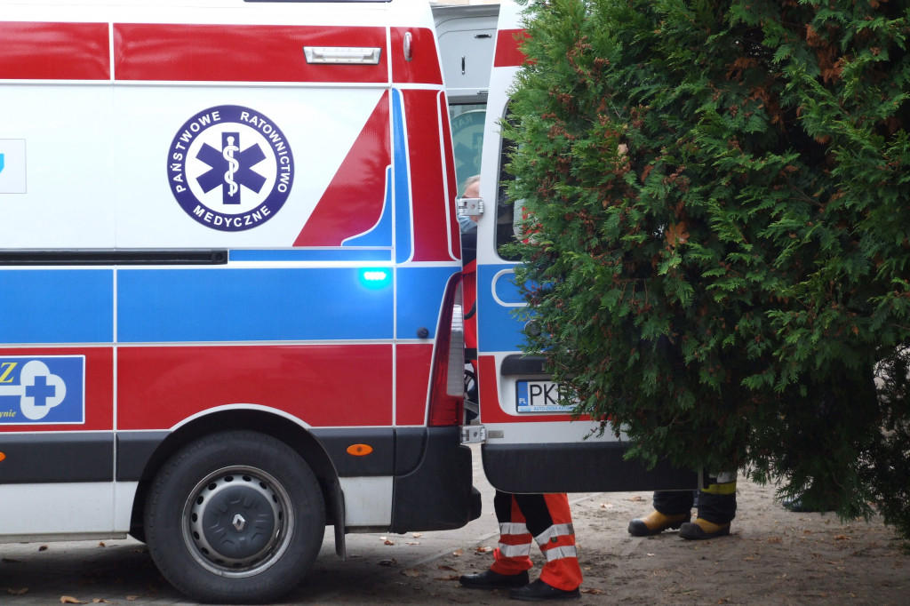 Uczeń krotoszyńskiej szkoły zasłabł. Akcja ratownicza z udziałem karetki i strażaków