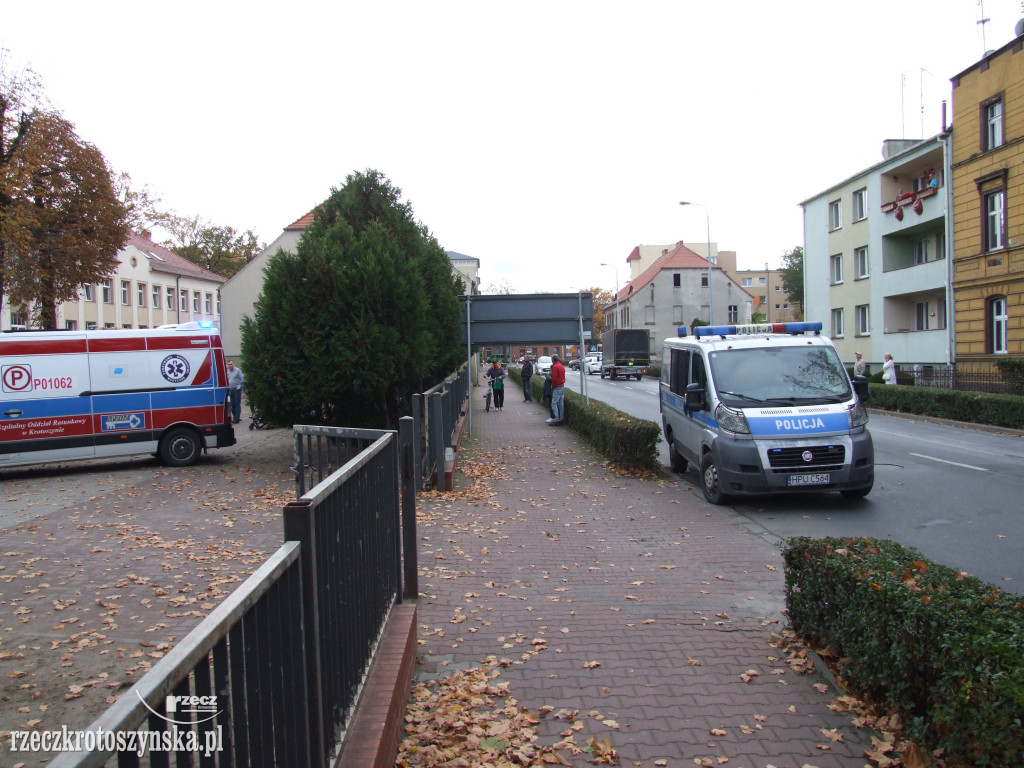 Uczeń krotoszyńskiej szkoły zasłabł. Akcja ratownicza z udziałem karetki i strażaków