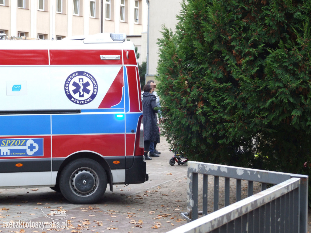 Uczeń krotoszyńskiej szkoły zasłabł. Akcja ratownicza z udziałem karetki i strażaków