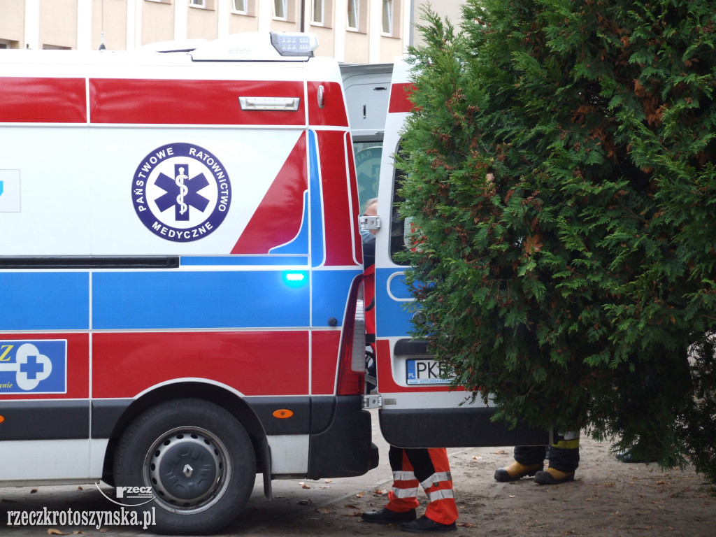 Uczeń krotoszyńskiej szkoły zasłabł. Akcja ratownicza z udziałem karetki i strażaków