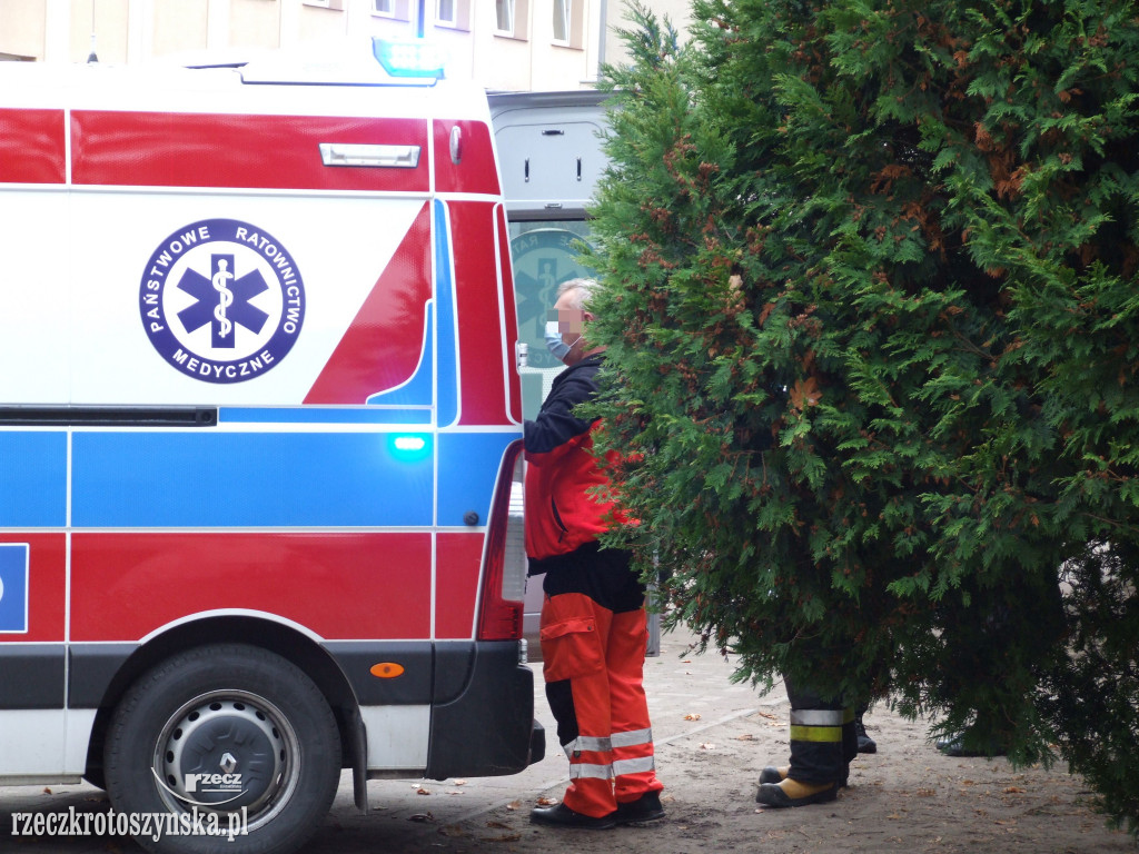 Uczeń krotoszyńskiej szkoły zasłabł. Akcja ratownicza z udziałem karetki i strażaków
