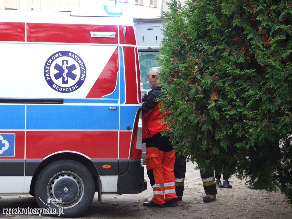 Uczeń krotoszyńskiej szkoły zasłabł. Akcja ratownicza z udziałem karetki i strażaków