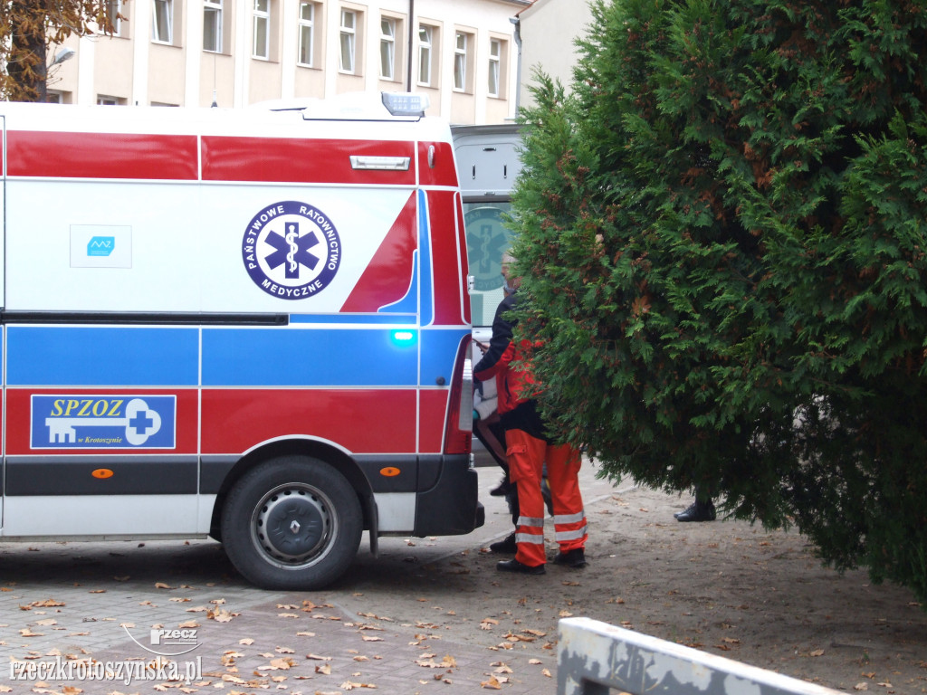 Uczeń krotoszyńskiej szkoły zasłabł. Akcja ratownicza z udziałem karetki i strażaków
