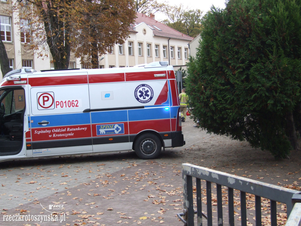 Uczeń krotoszyńskiej szkoły zasłabł. Akcja ratownicza z udziałem karetki i strażaków