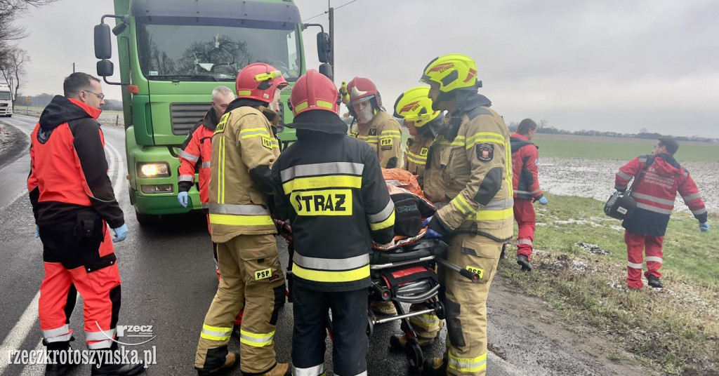 Wypadek samochodu ciężarowego z bydłem