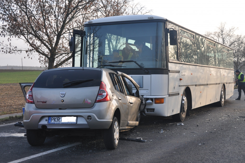 Tragiczny wypadek autobusu z osobówką