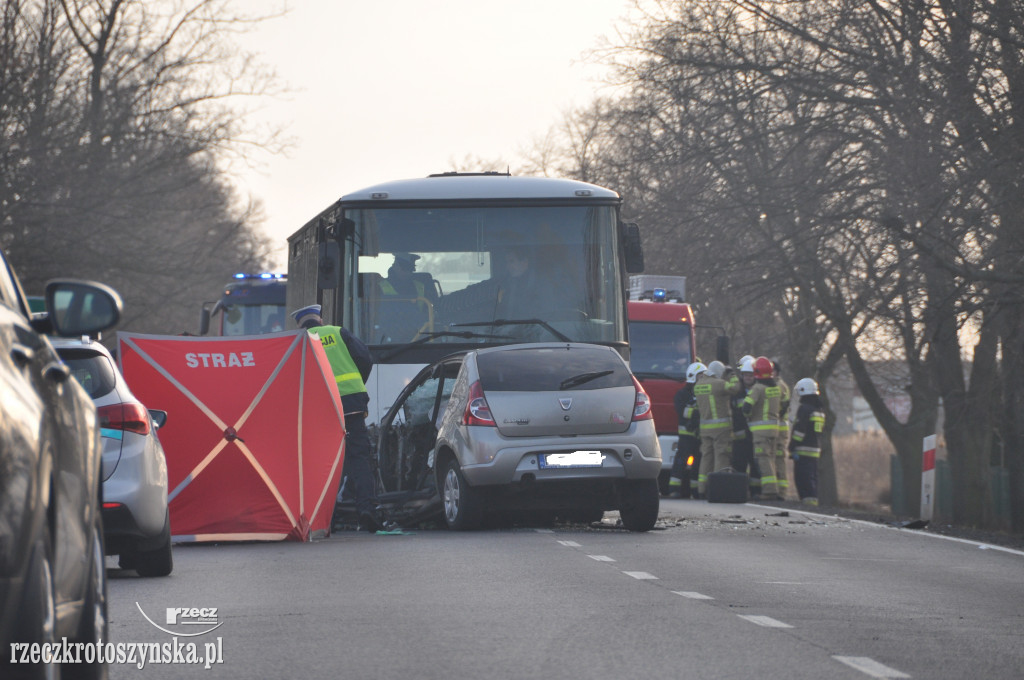 Tragiczny wypadek autobusu z osobówką